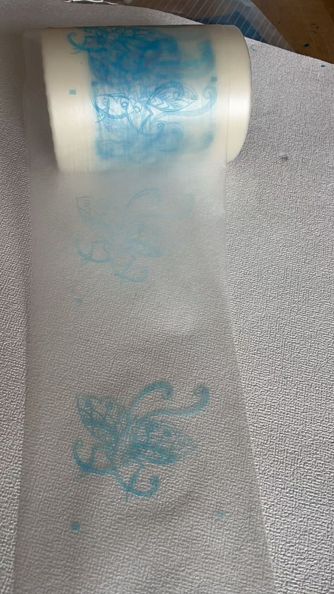 Водорастворимая пленка для вышивки с рисунком делает вышивку более тонкой и легкой.