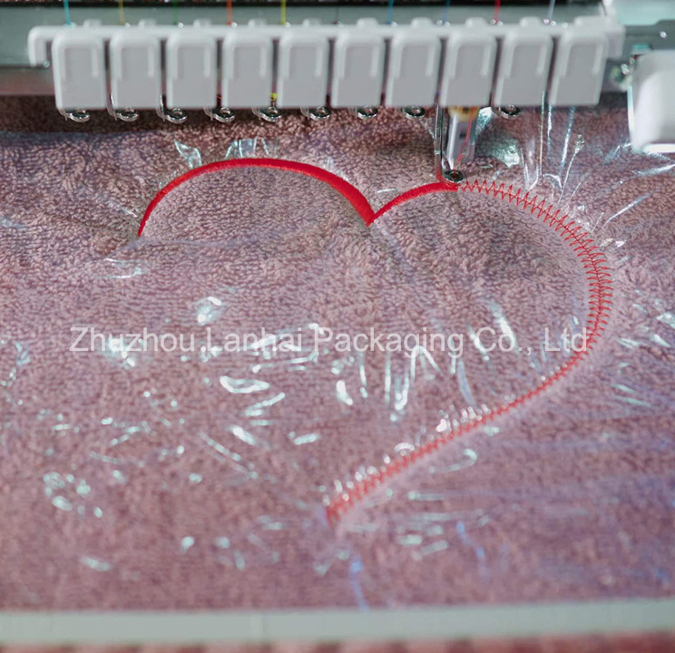 Водорастворимая пленка для вышивки делает процесс легким и точным.