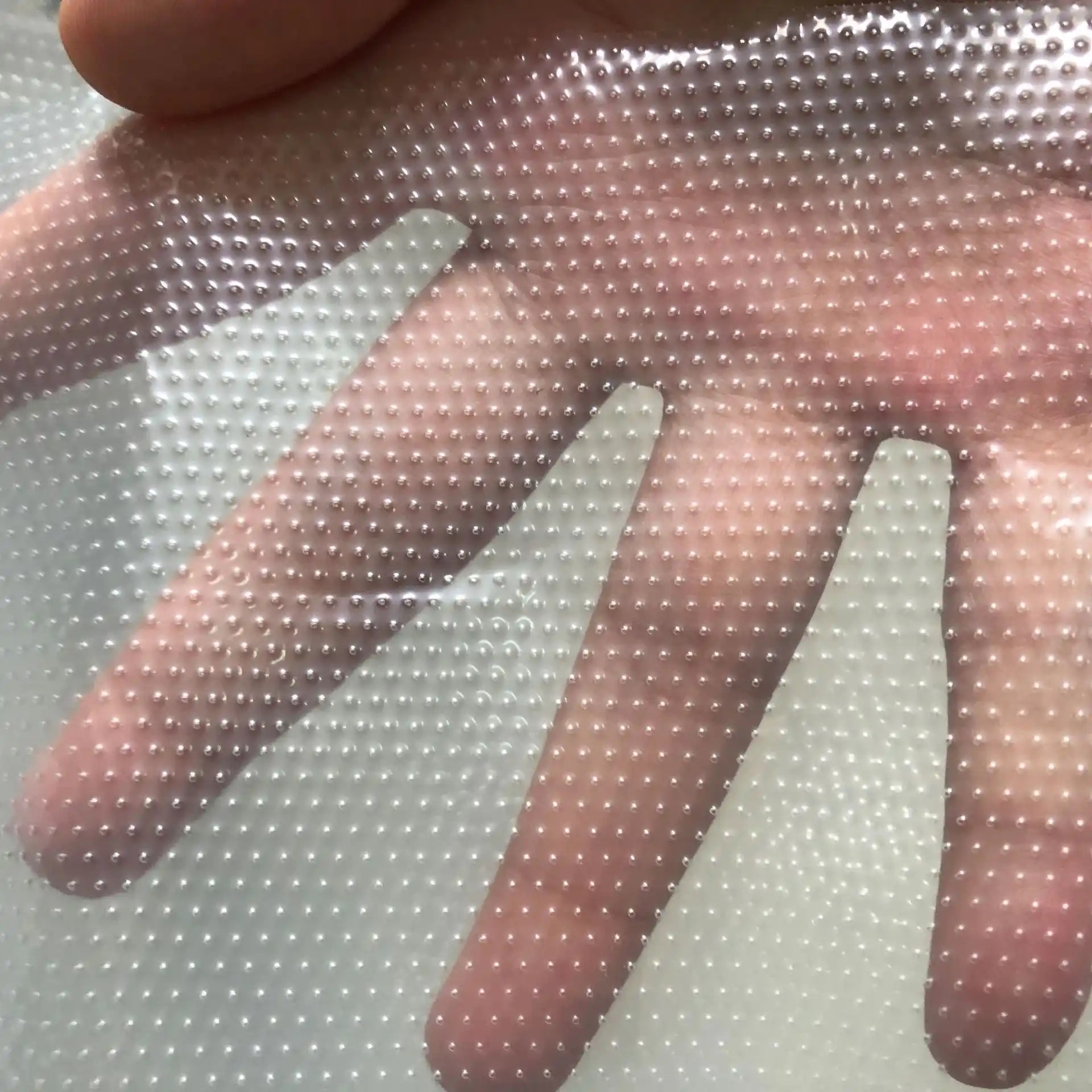 Водорастворимая пленка для вышивки делает процесс легким и точным.