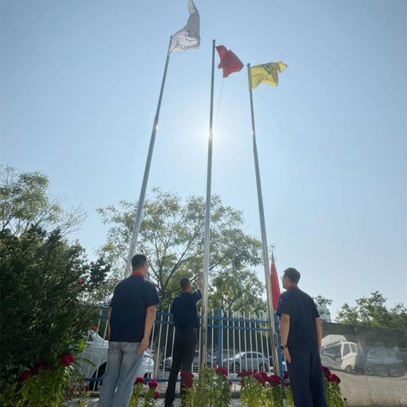 Красные флаги развеваются в честь Национального дня, а лунные пряники согревают Праздник середины осени . Празднование обоих праздников наполняет силой прогресса.