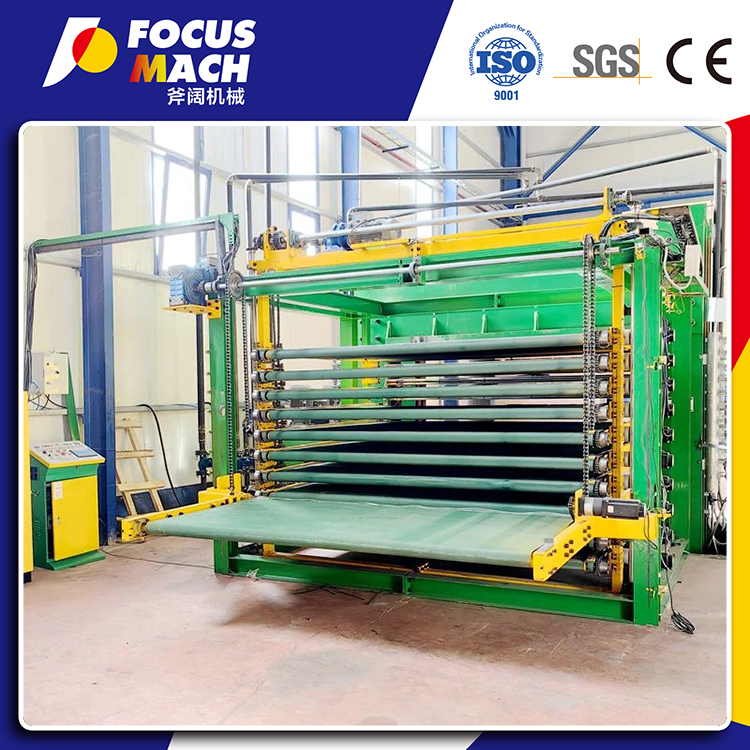 Пресс для производства ламинированной фанеры.