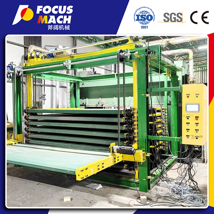 Пресс для производства ламинированной фанеры.