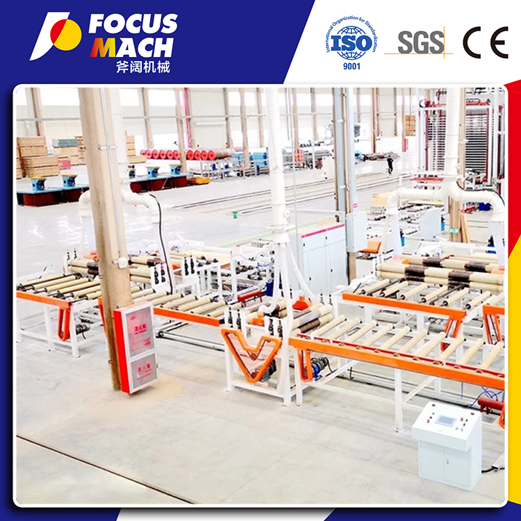 Пила для резки фанеры с роликовым конвейером.