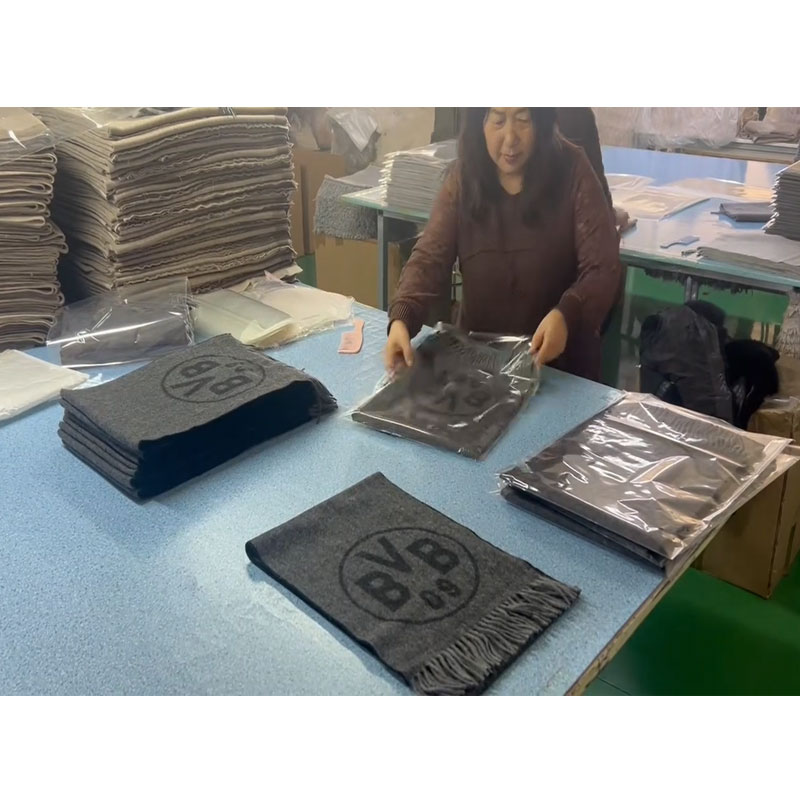 Крупное сотрудничество обеспечено! Образцы кашемировых шарфов на заказ от дортмундской «Боруссии» подтверждены, серийное производство на подходе!