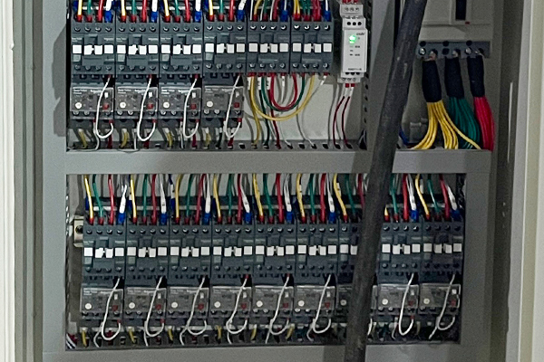 Формирование L-образных канавок на краю плитки