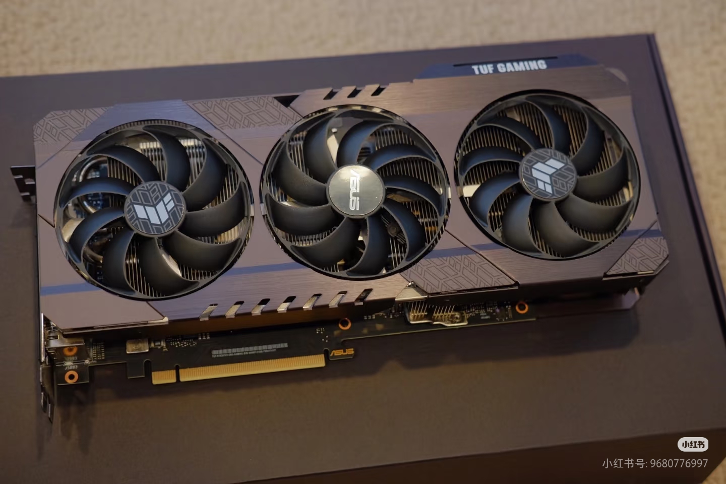 Корпус видеокарты ASUS на базе NVIDIA GeForce RTX 4070