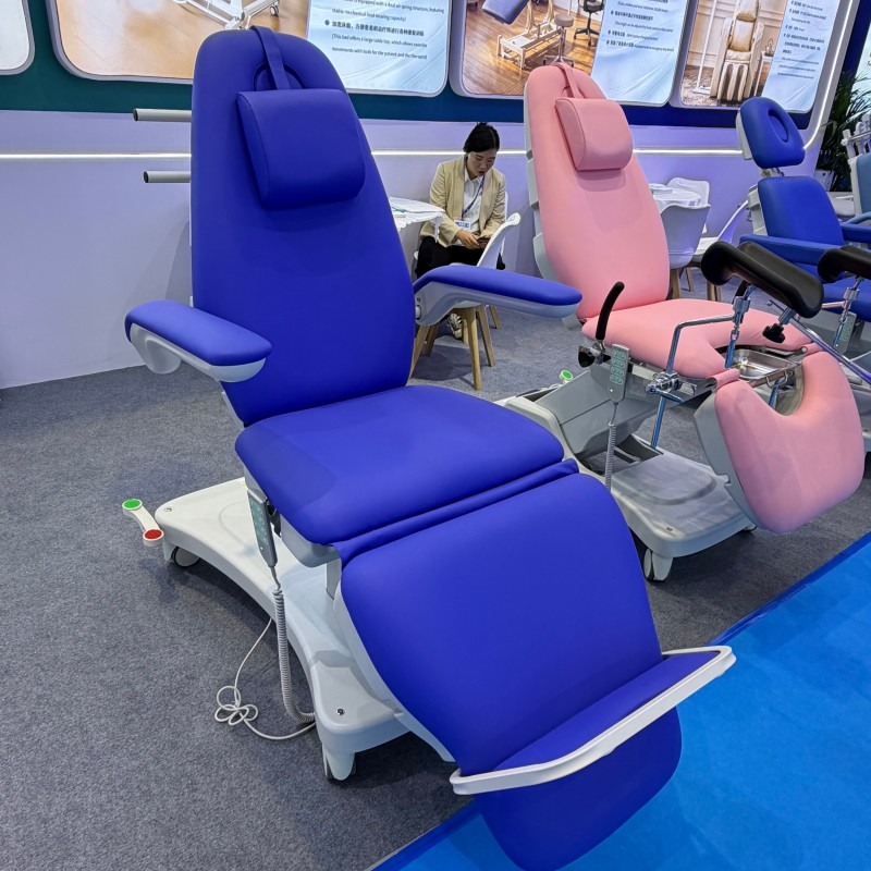 Медицинская кушетка Dongpin на выставке CMEF 2026 в Шанхае