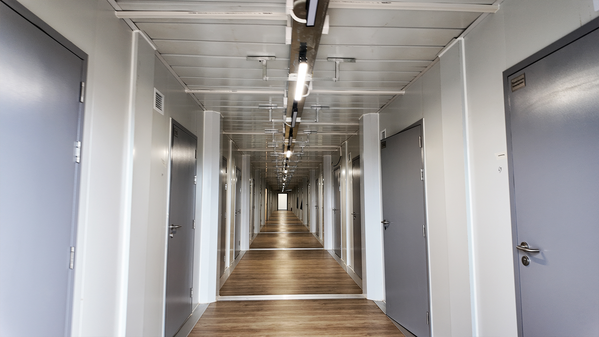 В условиях -40 °C и ниже простое увеличение толщины изоляции мало помогает. Гораздо важнее:
✔ непрерывная теплоизоляционная оболочка — а не точечная
✔ контроль тепловых мостов — не усиление окремых участков
✔ высокая герметичность — не просто толщина стен
✔ заводская точность — не зависимая от местных условий сборка