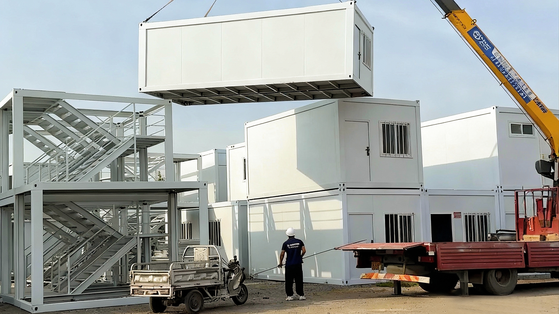 разобранном виде идеальными для быстрого развёртывания на стройках, в коммерческих проектах или при экстренных ситуациях.
Мало рабочих и минимальное время монтажа в сочетании с эффективной логистикой позволяют контейнерным домам в разобранном виде значительно опережать традиционные методы строительства.