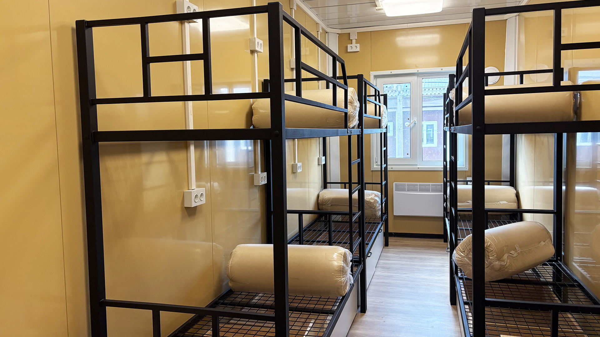 4.2 Комфорт и эксплуатация — главный критерий результата
После ввода в эксплуатацию комплекс показал:
✔ Стабильную температуру в помещениях зимой
✔ Снижение теплопотерь по сравнению с традиционным жильем
✔ Низкие эксплуатационные расходы
✔ Удобный микроклимат и хорошая планировка
Даже двухспальные контейнерные дома с завода показали уровень комфорта, сопоставимый с традиционным жильем, но с гораздо более низкими затратами на отопление и обслуживание.