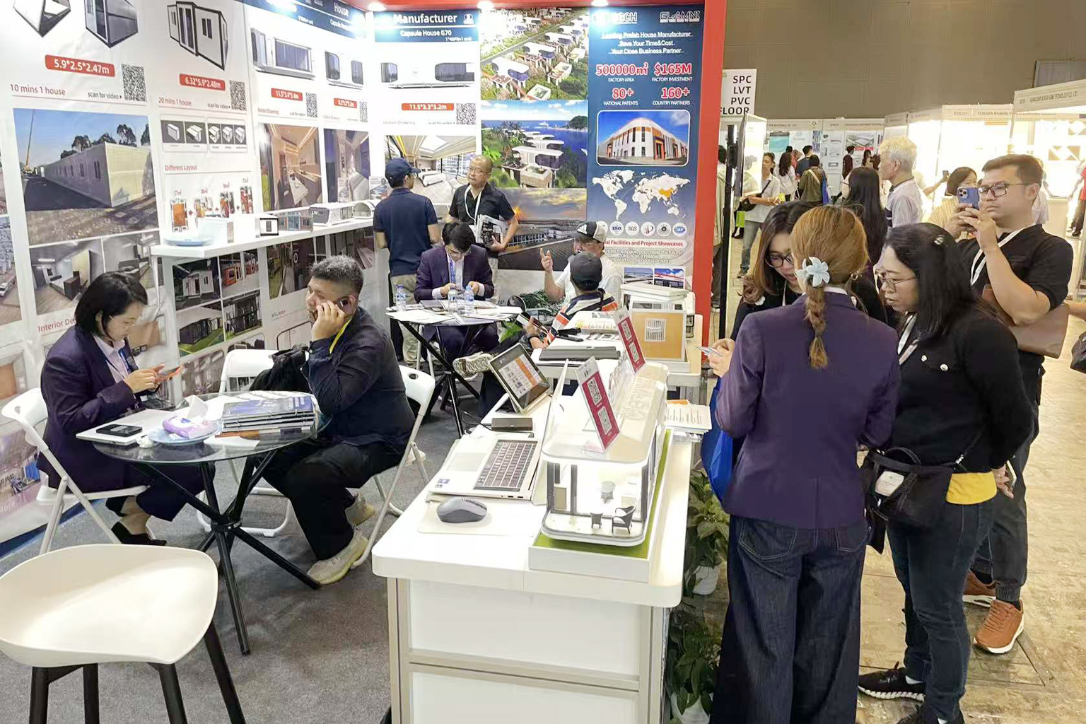 Высокая популярность контейнерных домов в разобранном виде на выставке особенно подчеркивает их рыночный потенциал в качестве решения для быстрого и качественного строительства.