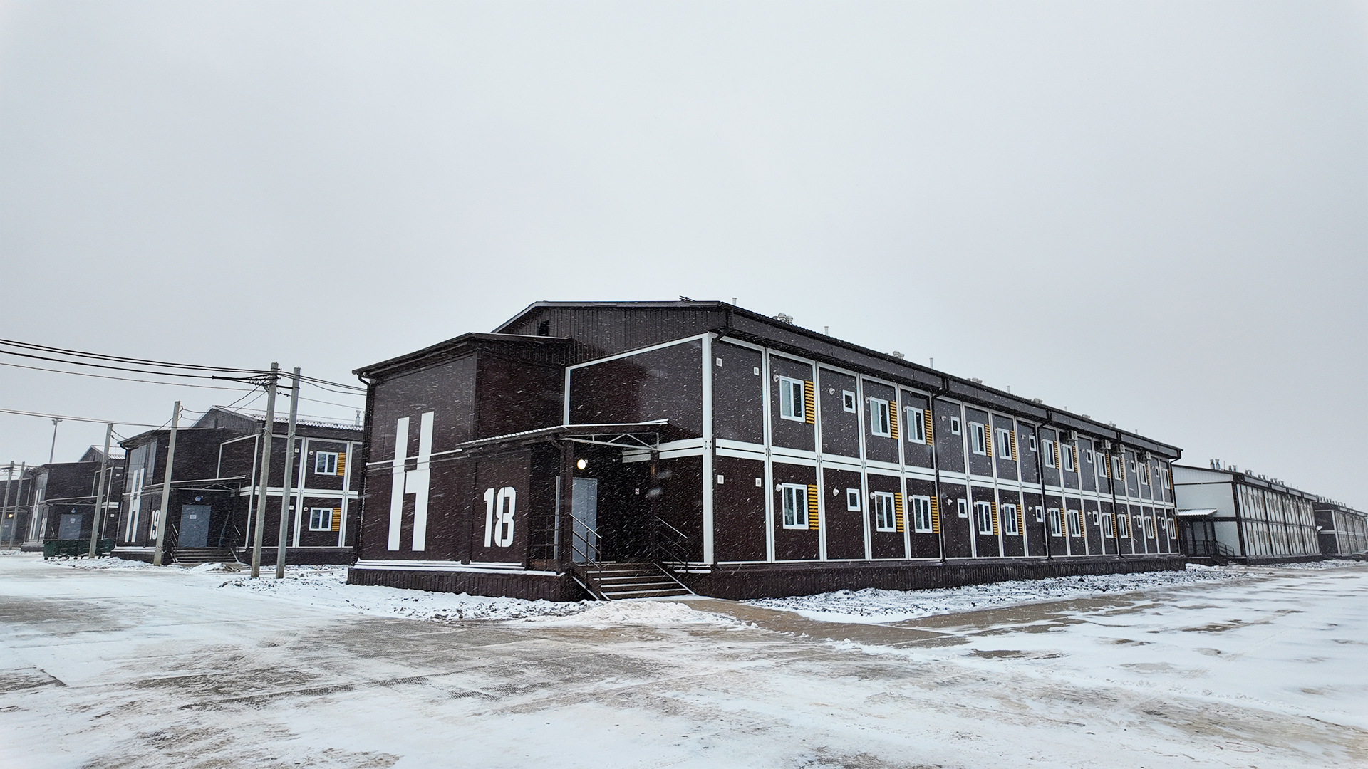 Цена зависит от утепления, материалов, комплектации, сертификатов. Реальная разница может быть 15–40% от базового предложения.