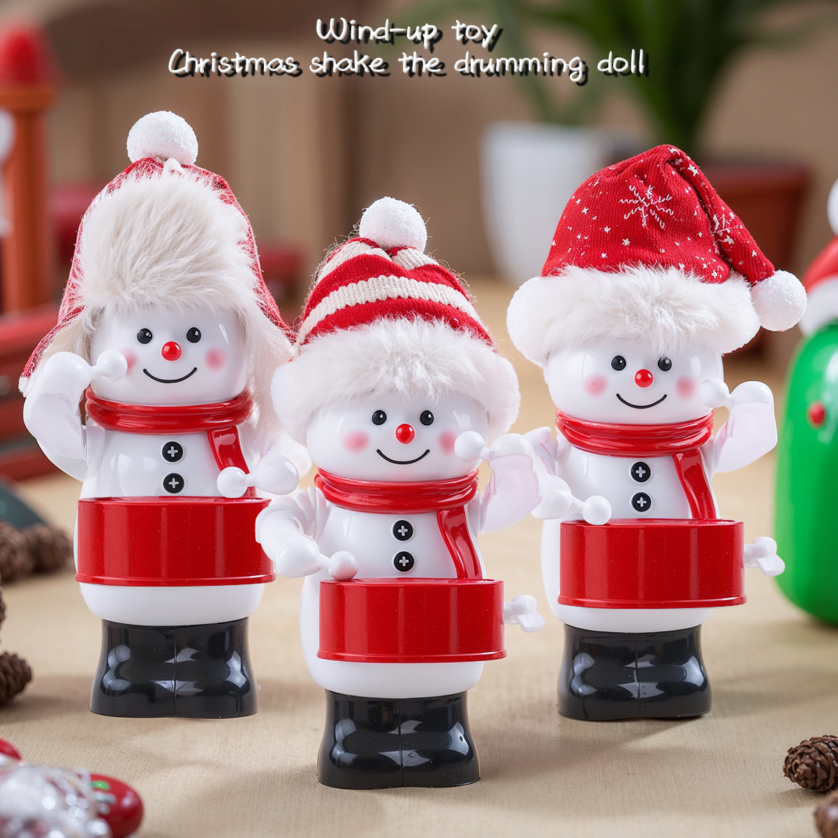 снеговик играет на ударных заводных игрушках на новогоднем рождестве, трясет декорации