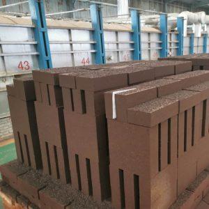 Как Магний-алюминиевый хромшпинельный кирпич влияет на устойчивость процессов?