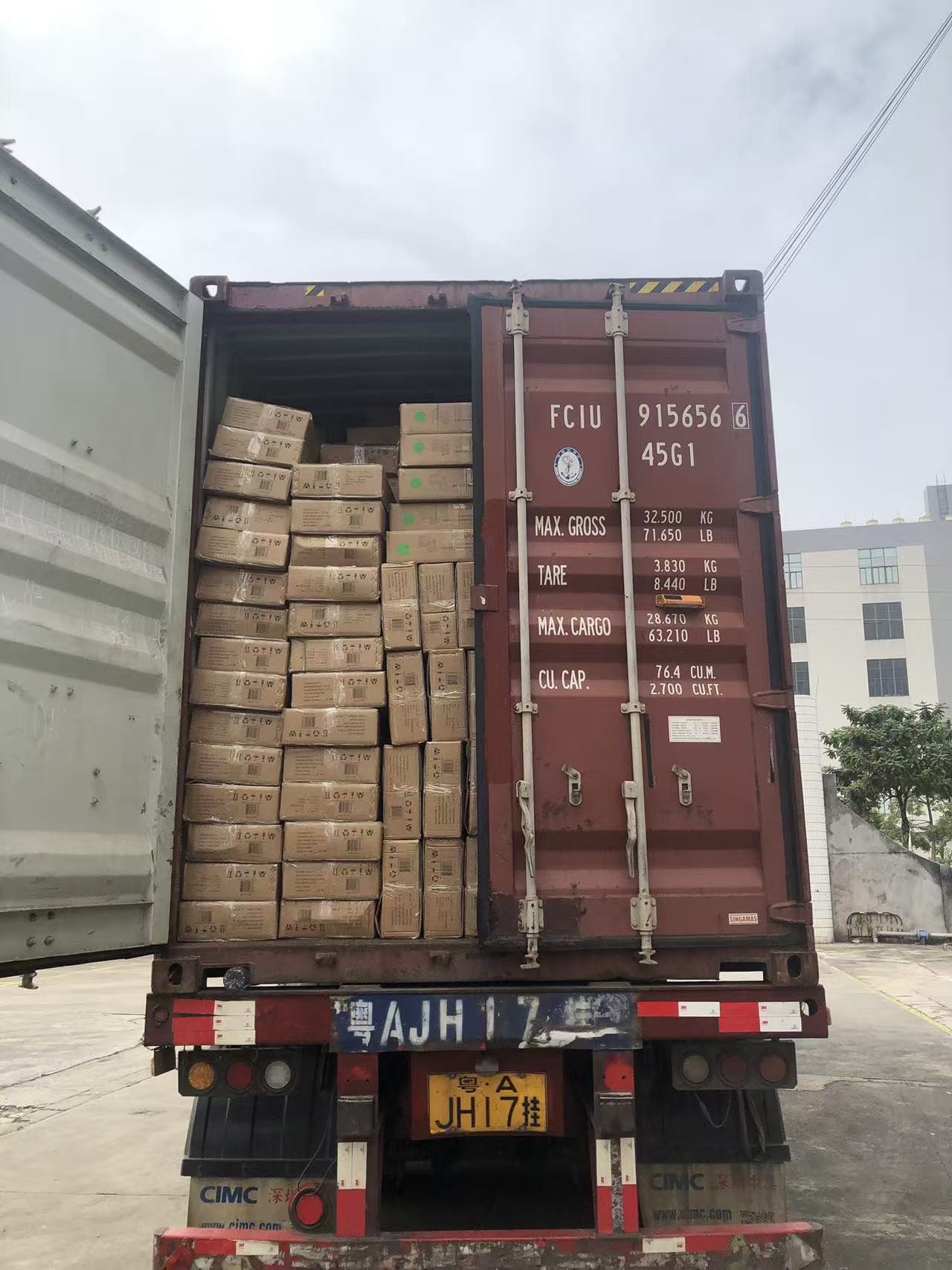 С приближением праздника Весны ежедневная работа по организации погрузки контейнеров и отправки грузов для клиентов остается напряженной.