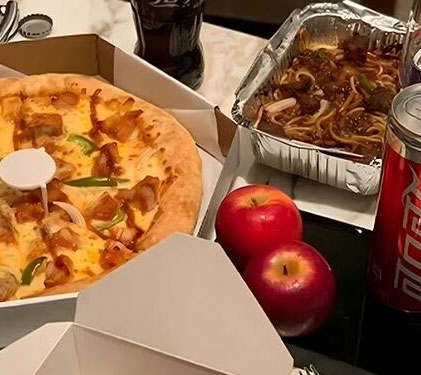 «Неотразимо вкусная еда» приводит к перееданию.