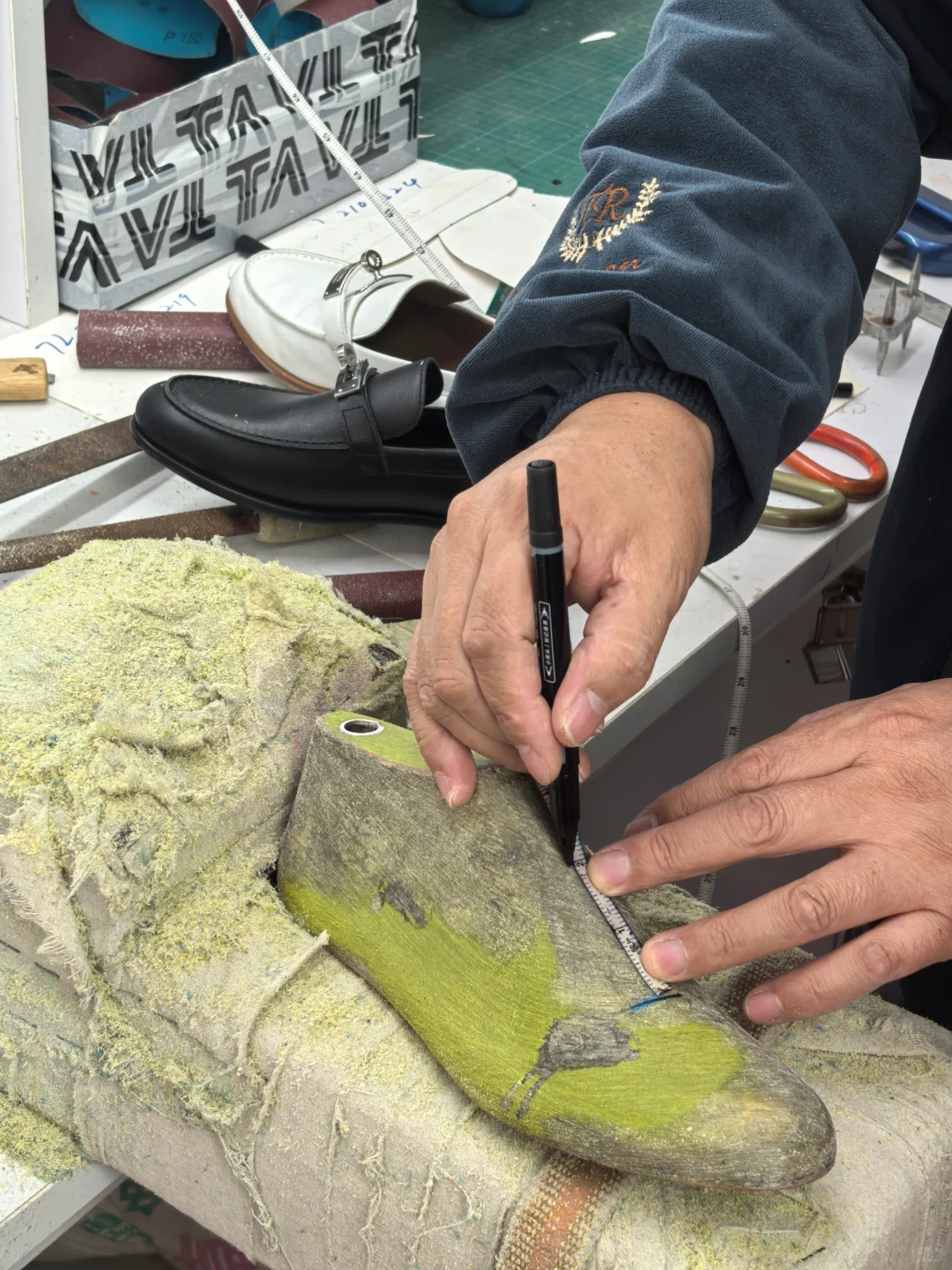 Repeated polishing of shoe lasts