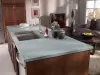 Откройте для себя долговечность акрилового камня  против натурального камня!