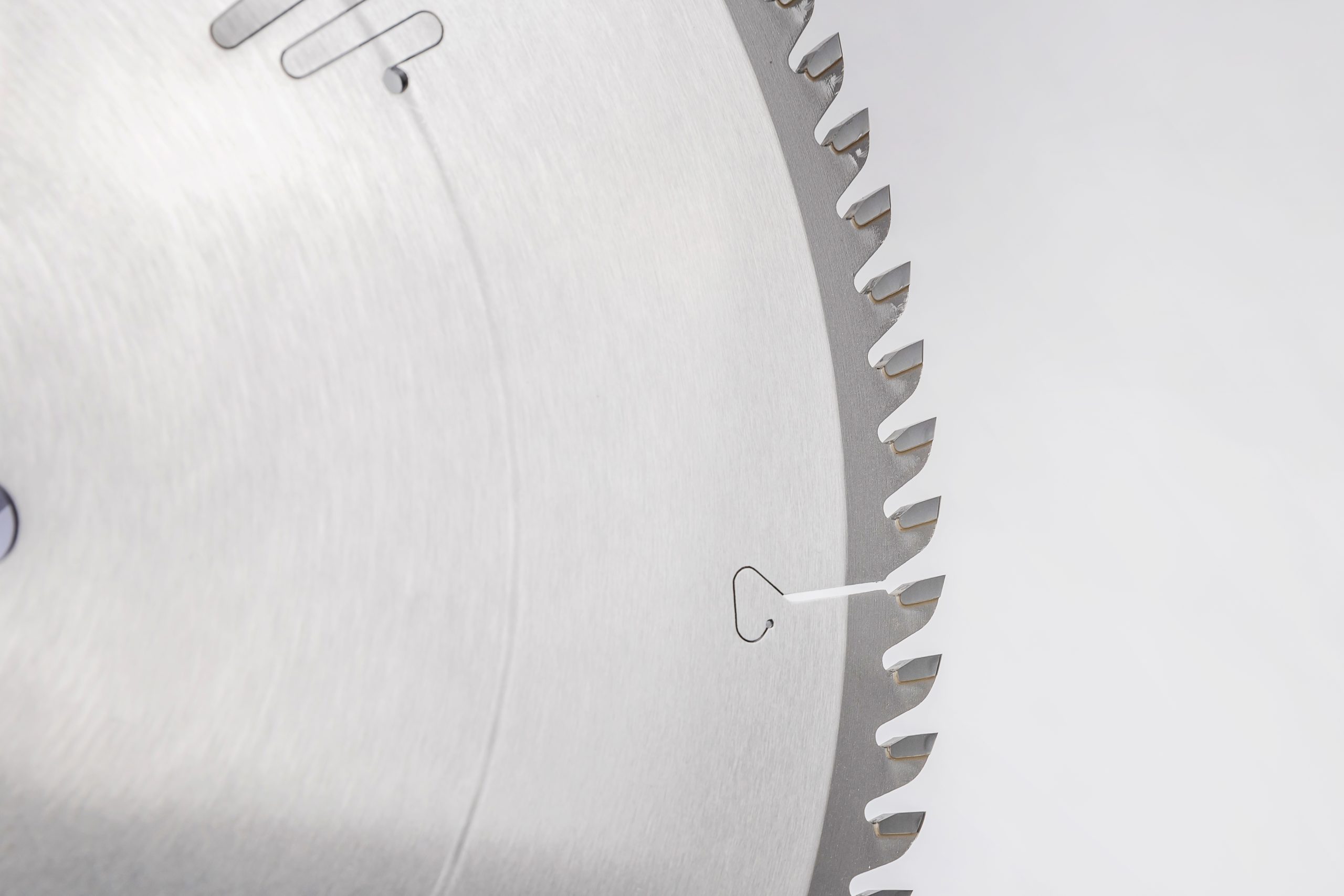 Пильный диск T. C. T для измерения размеров панелей