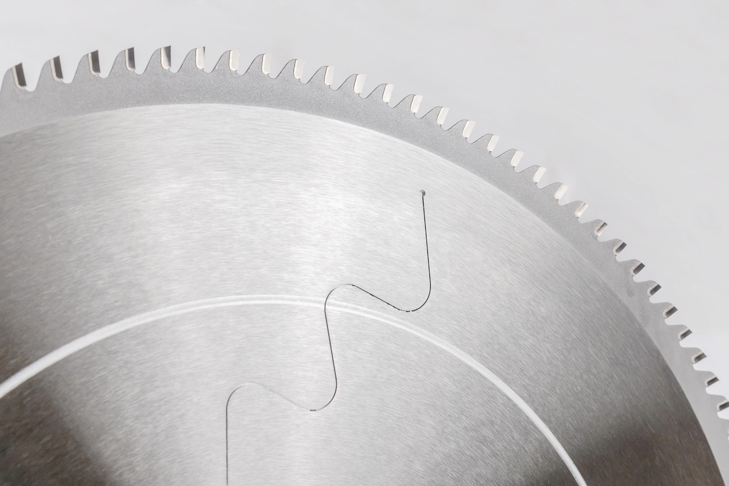 Пильный диск с твердосплавными напайками для резки труб из нержавеющей стали