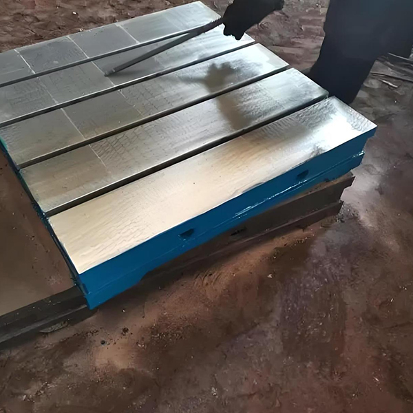 Практическое руководство по ежедневному техническому обслуживанию и уходу за чугунными платформами с Т-образными пазами.