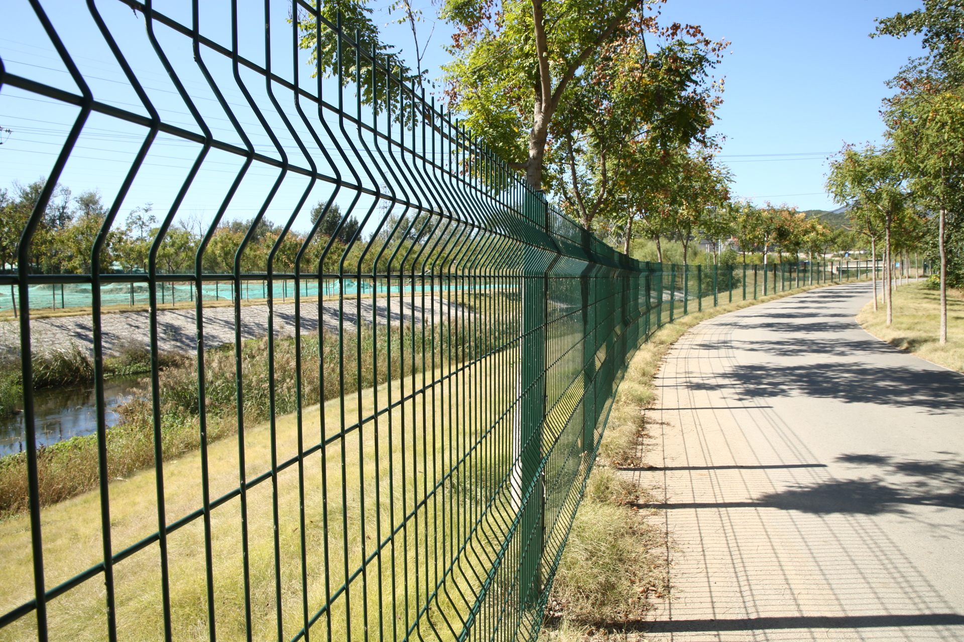 Сетчатый забор: Практичность, надежность и универсальность для любого объекта