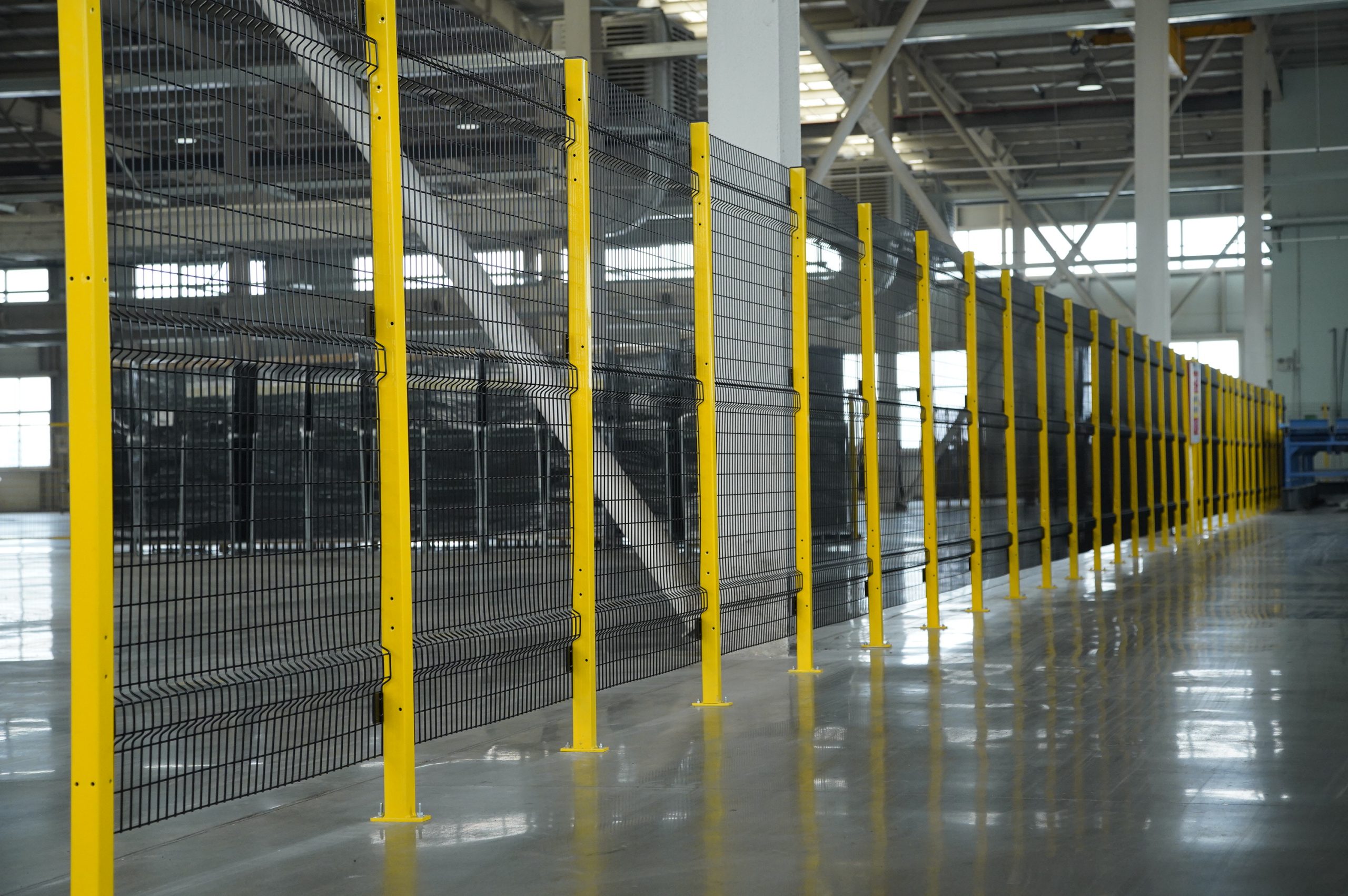 Защитное ограждение для оборудования: Безопасность, Стандарты и Выгода для Вашего Бизнеса