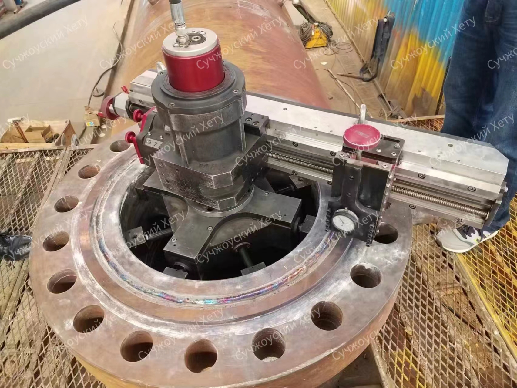 В чем разница между пневматическими и электрическими машинами для ремонта фланцев?