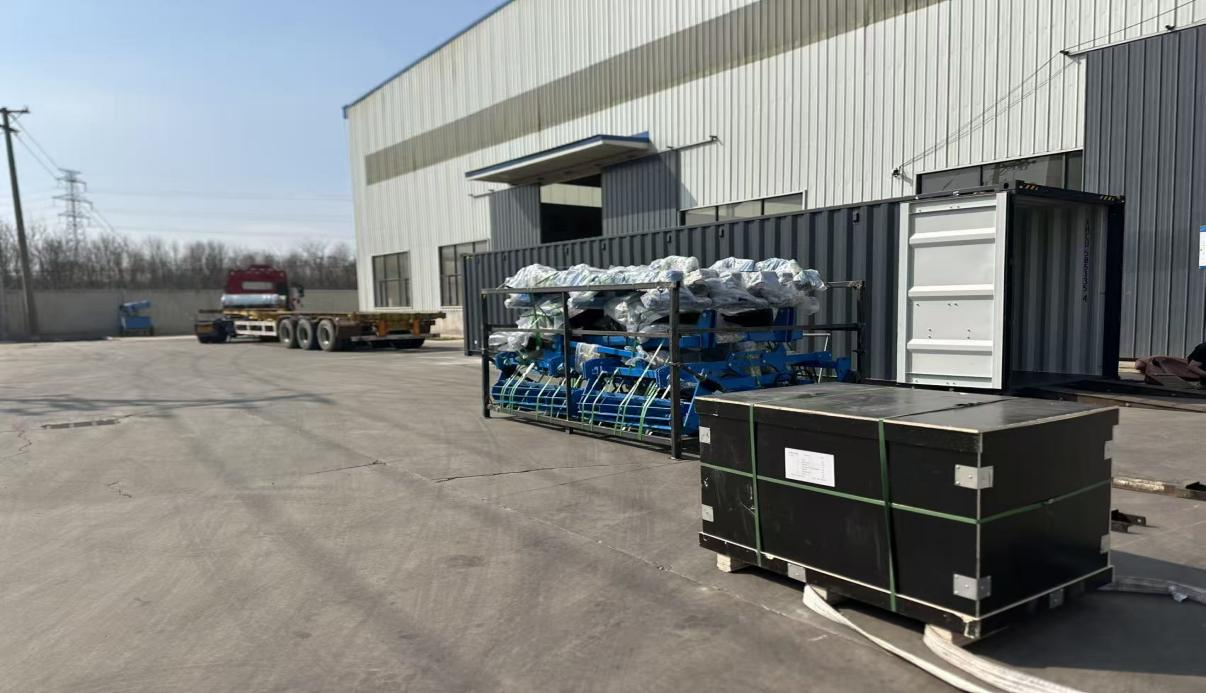 Компания «Синьцзян Шуанцзянь Мануфактуринг» успешно упаковала и отправила вторую партию заказа для Сербии  Поезд «Китай-Европа» вновь везет сельхозтехнику «производства Синьцзяна» в Европу