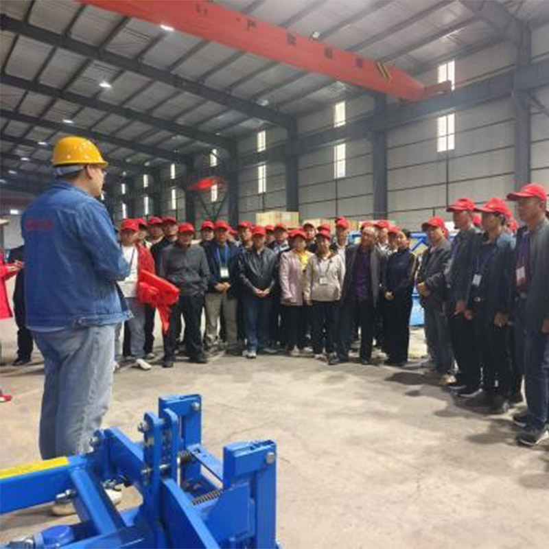 Компания ООО Синьцзян Шуанцзянь Сельскохозяйственное Машиностроение Производство помогла школе сельскохозяйственного радио и телевидения Цзяюйгуань успешно завершить программу повышения квалификации операторов сельскохозяйственной техники.