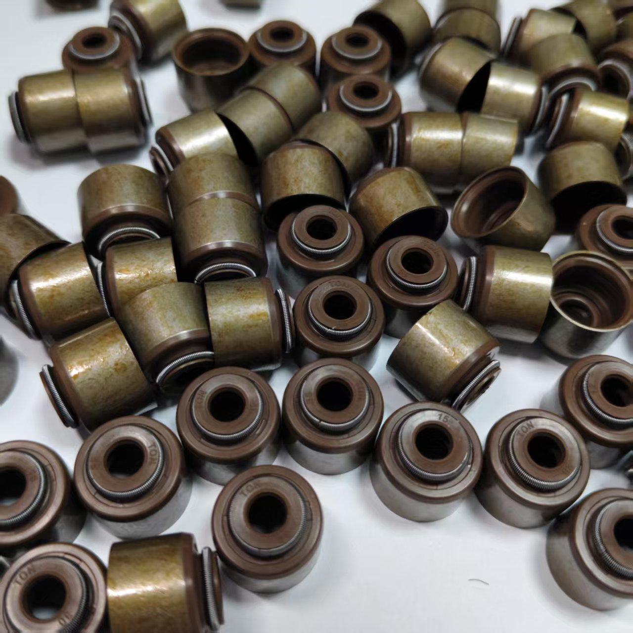 Почему стоит выбрать Сальники клапанов впускные/выпускные 14,5×5 (на авто 16 штук/цена за 1 шт – УПАКОВАНО по 8 ШТ) JAC T6 (2015-н.в.) 2.0L Turbo бензин / JAC Sunray (2019-н.в.) 2.0L Turbo бензин JAC 1003401GD190 у нас?