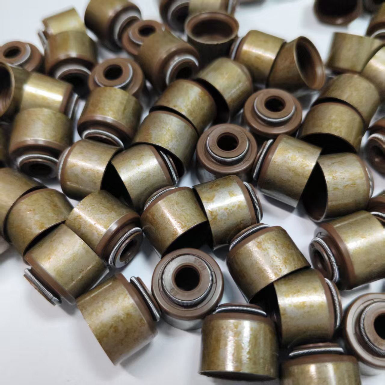 Почему стоит выбрать Сальники клапанов впускные/выпускные 14,5×5 (на авто 16 штук/цена за 1 шт – УПАКОВАНО по 8 ШТ) JAC T6 (2015-н.в.) 2.0L Turbo бензин / JAC Sunray (2019-н.в.) 2.0L Turbo бензин JAC 1003401GD190 у нас?