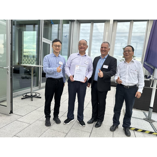 Д-р Ван Юэлинь, председатель совета директоров компании Huifu Nano, был удостоен награды ISO за выдающиеся достижения.