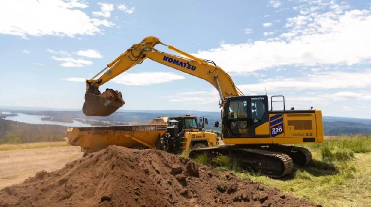 Компания Komatsu недавно выпустила две новые модели экскаваторов серии Dash-12 — PC220LC-12 и PC220LCi-12