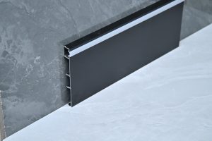 Светодиодные плинтусы в современном интерьере гостиной