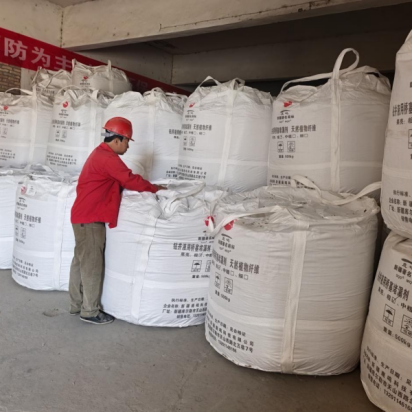 Лумин, Синьцзян: Проведение комплексной проверки складских материалов для повышения качества продукции и безопасности производства.