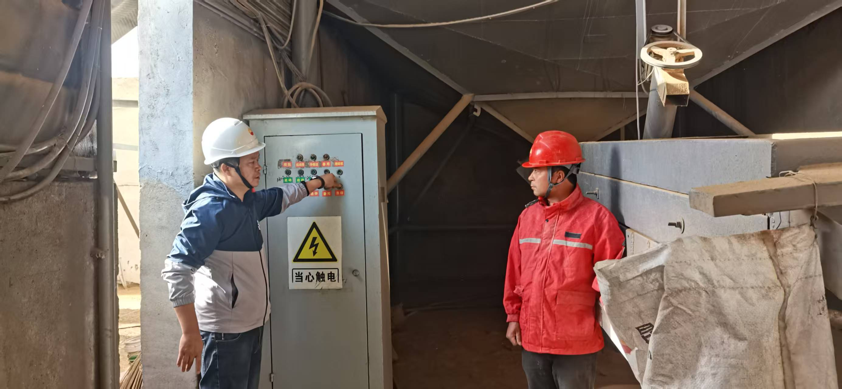 Тренировка укрепляет защиту: ООО Синьцзян Лумин Технология успешно провело практическое учение по экстренному реагированию на механические травмы