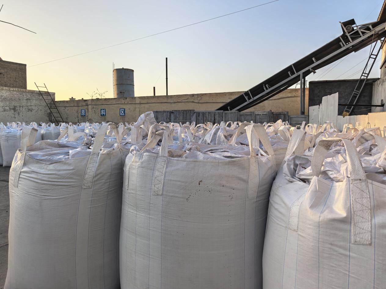 ООО Синьцзян Лумин Технология | Экстренная поддержка Western Drilling: 100 тонн продукции из фруктовых скорлупок произведено за ночь для обеспечения буровых работ