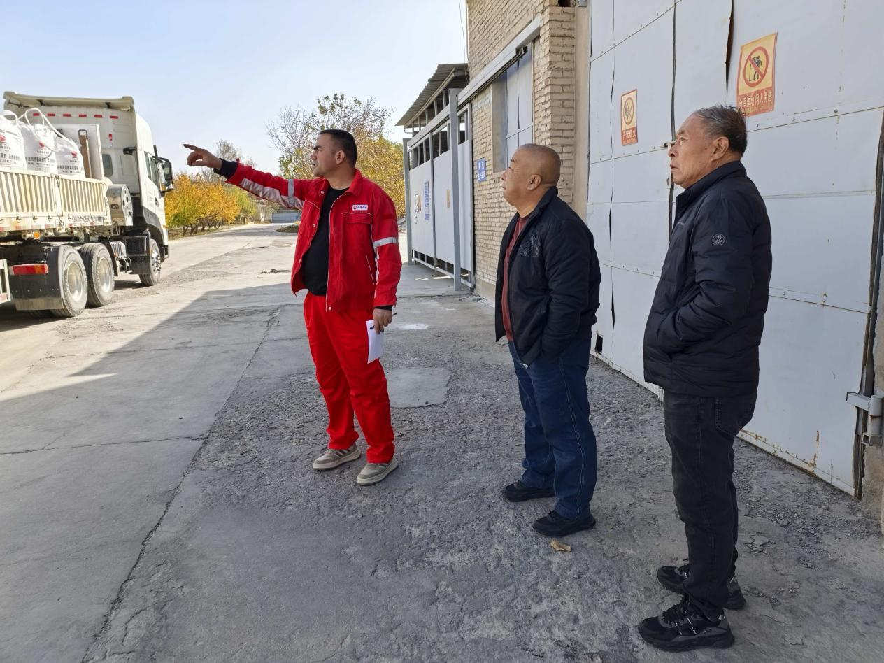 Глубокий визит производителя сырья скорлупа орех в ООО Синьцзян Лумин Технология: совместное создание новой главы высококачественного сотрудничества