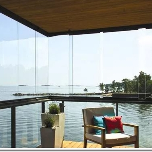 Балкон мгновенно превращается в веранду? Обратите внимание на безрамные окна!