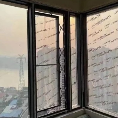 этой статье из «Еженедельного журнала мастера по шторам » представлен технический обзор «открывающихся раздвижных окон»: