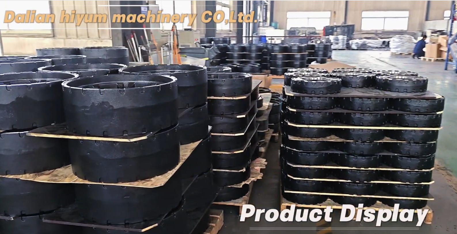 Войдите в производственную линию: обрабатываются крупномасштабные колеса для сельскохозяйственной техники по индивидуальному заказу, а чертежи заказчика строго хранятся в тайне.