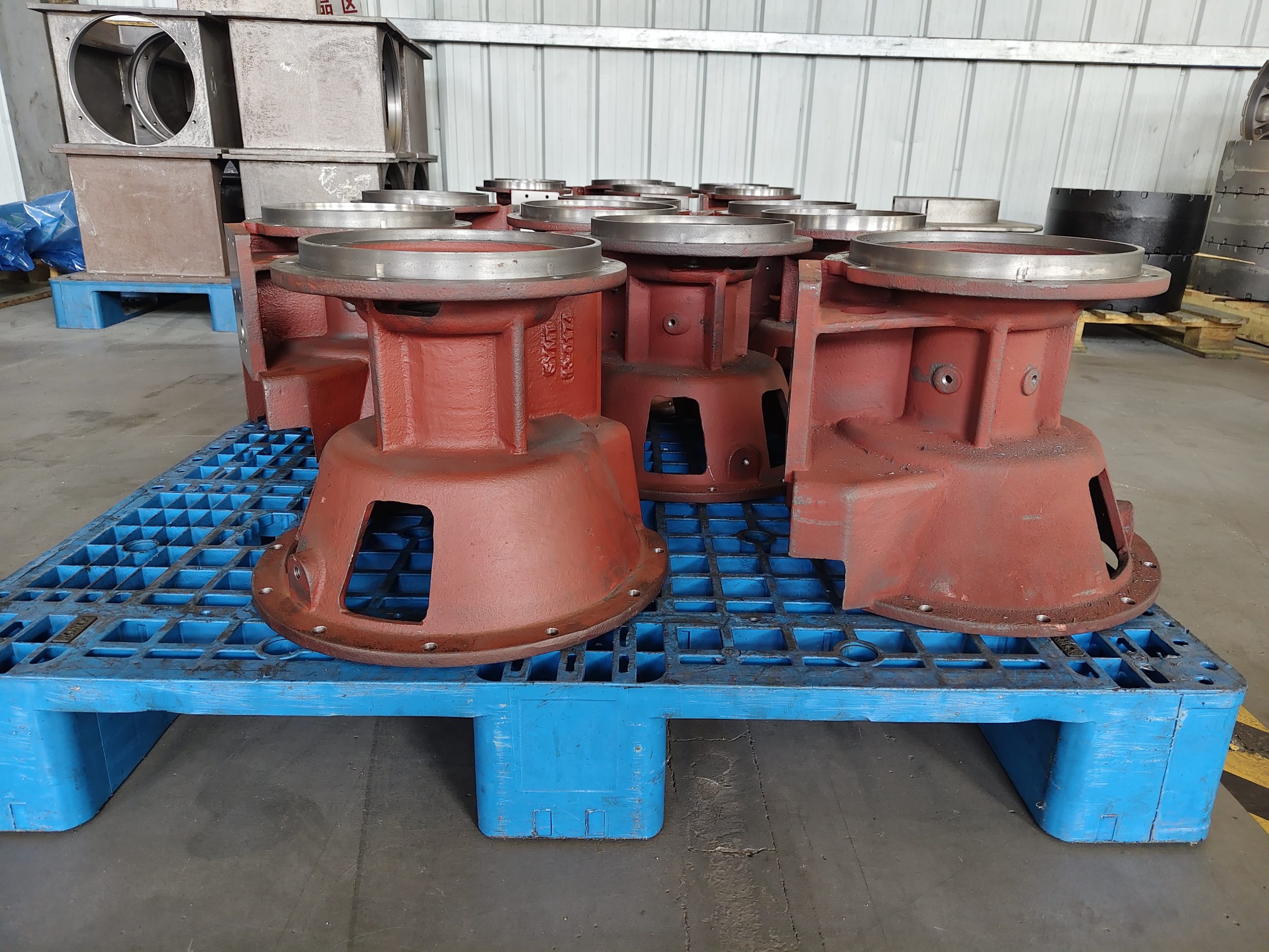 Одна за другой производятся десятки деталей водяных насосов и корпусов насосов