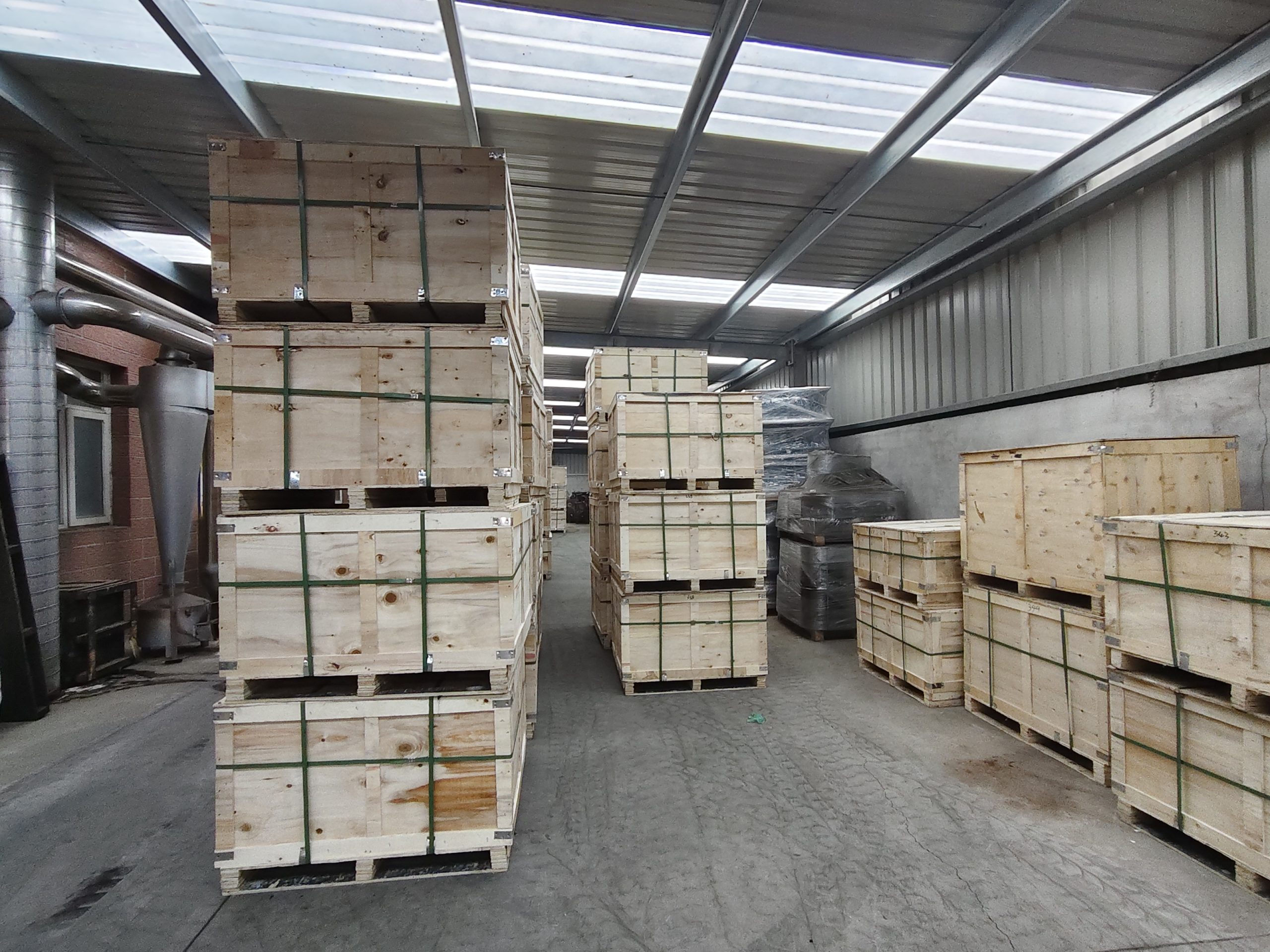 Упаковать партию автозапчастей и перевезти их по железной дороге российским заказчикам