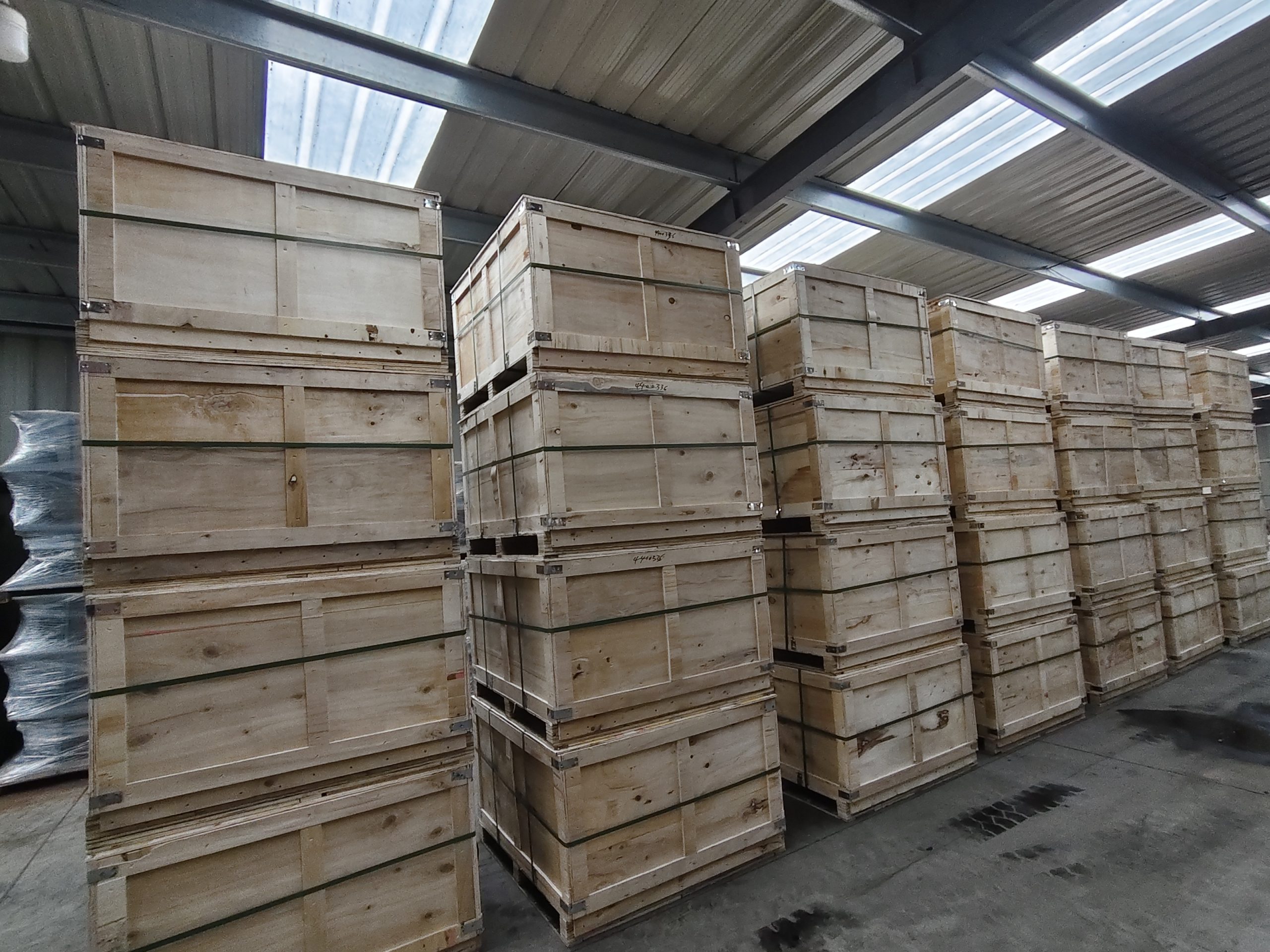 Упаковано 50 коробок с деталями клапанов, и вскоре весь шкаф будет отправлен на экспорт