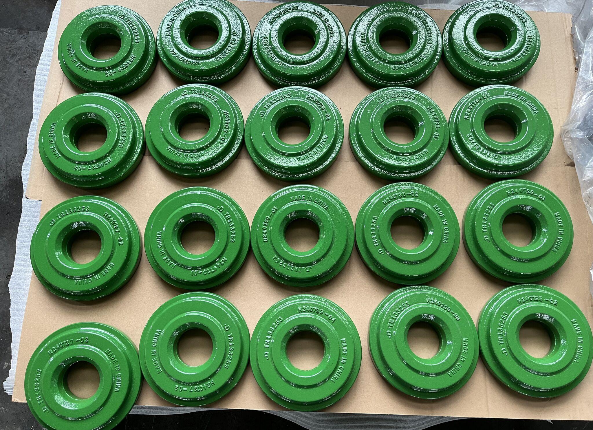 Партия отливок с порошковым покрытием зеленого цвета для сельскохозяйственной техники.