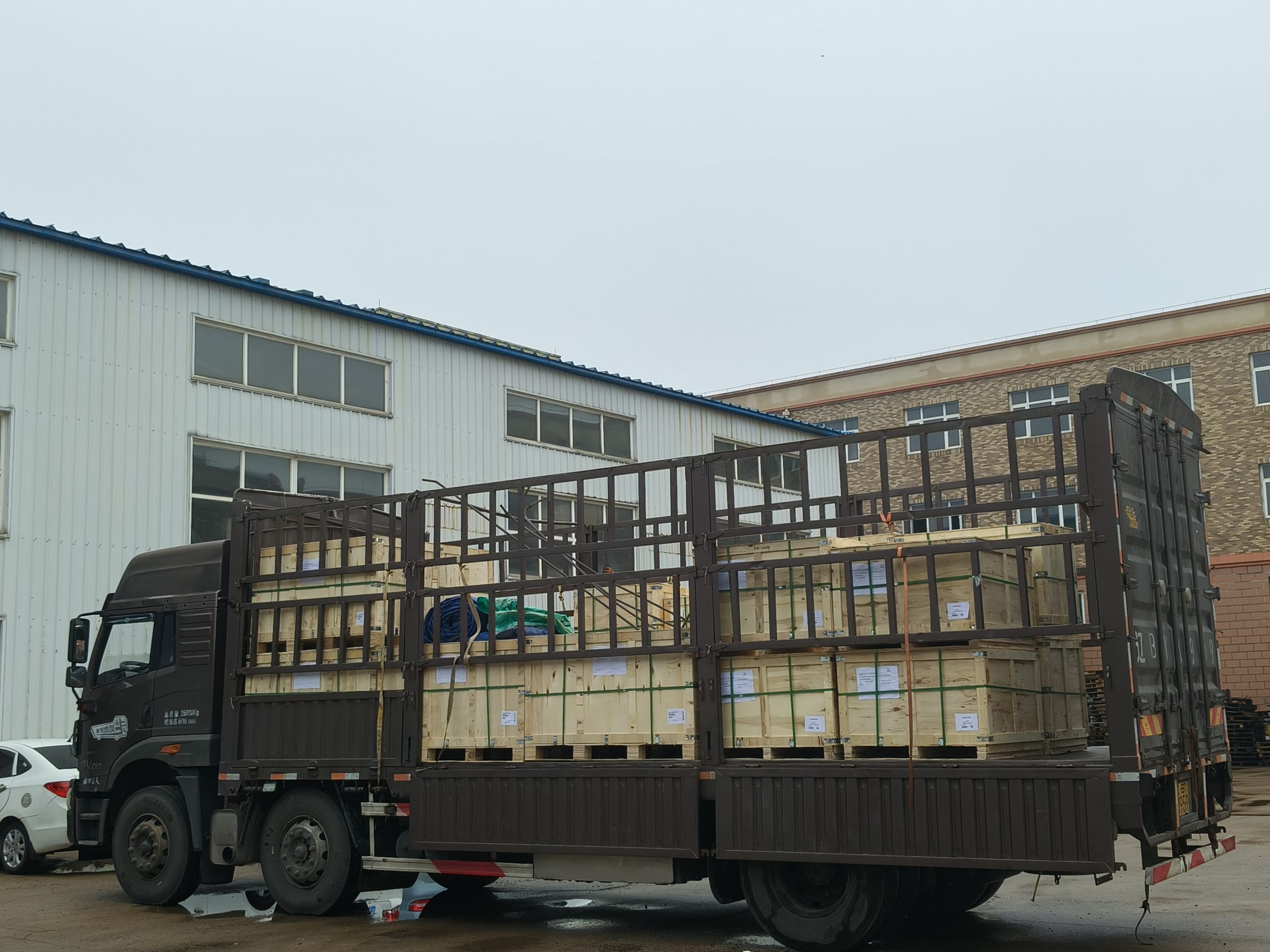 Загрузите и отгрузите партию деталей клапанов