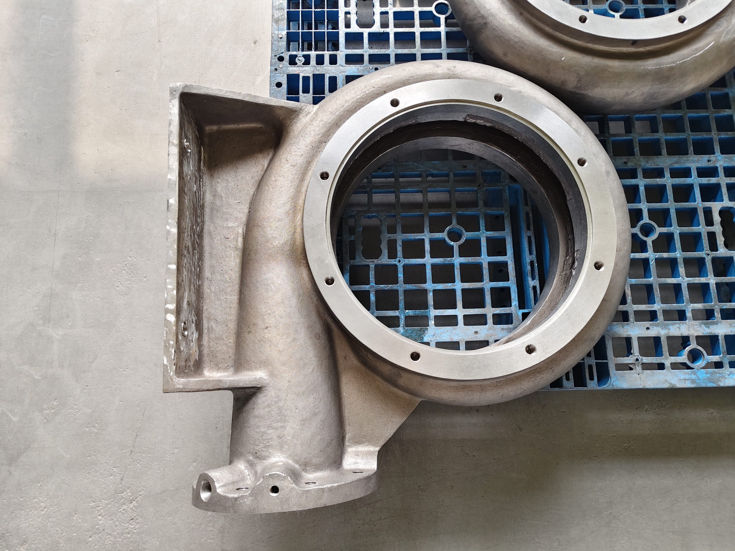 Чугунный корпус насоса обрабатывается один за другим