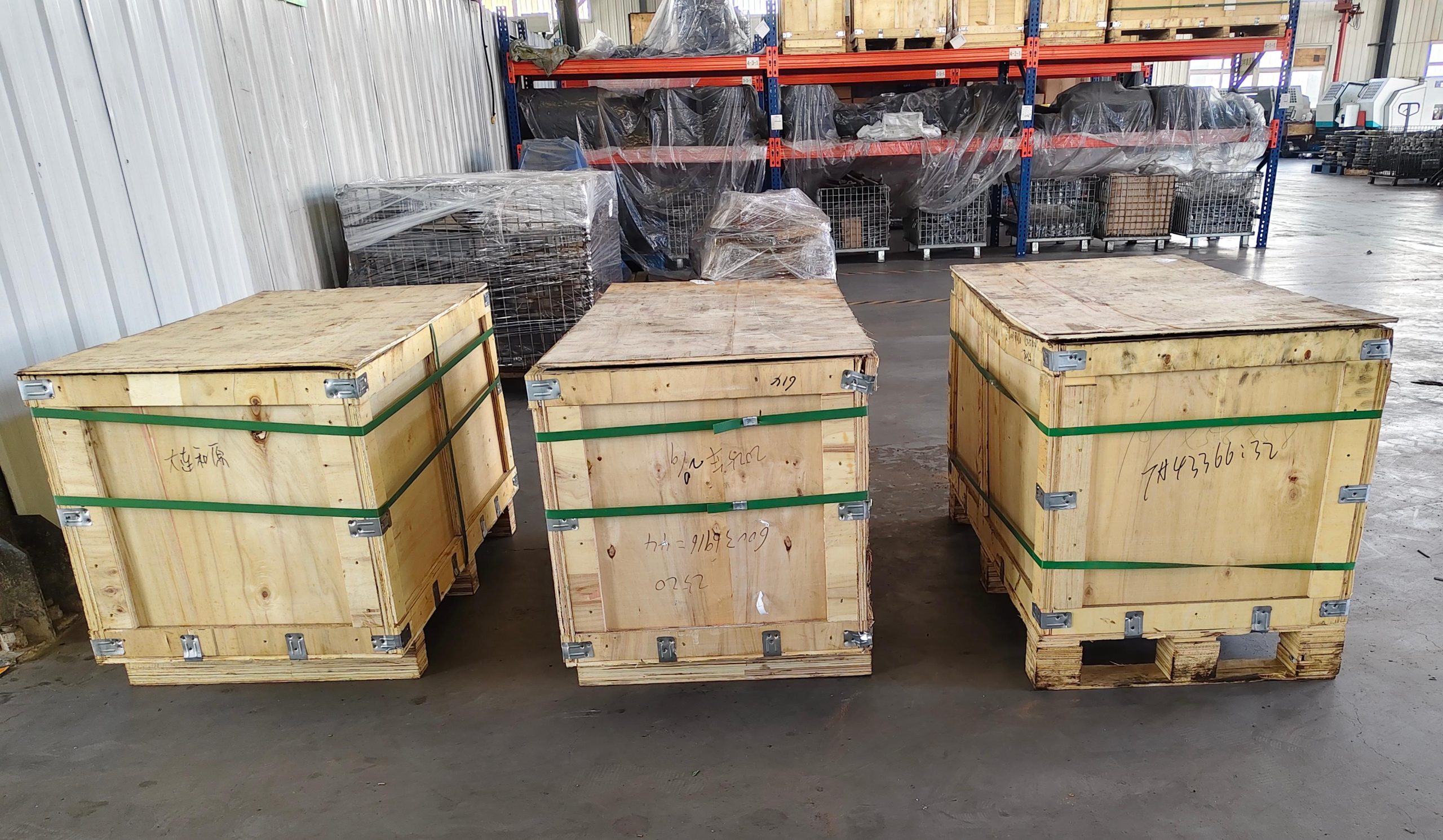 Десятки деталей для станков уже упакованы и ожидают отправки