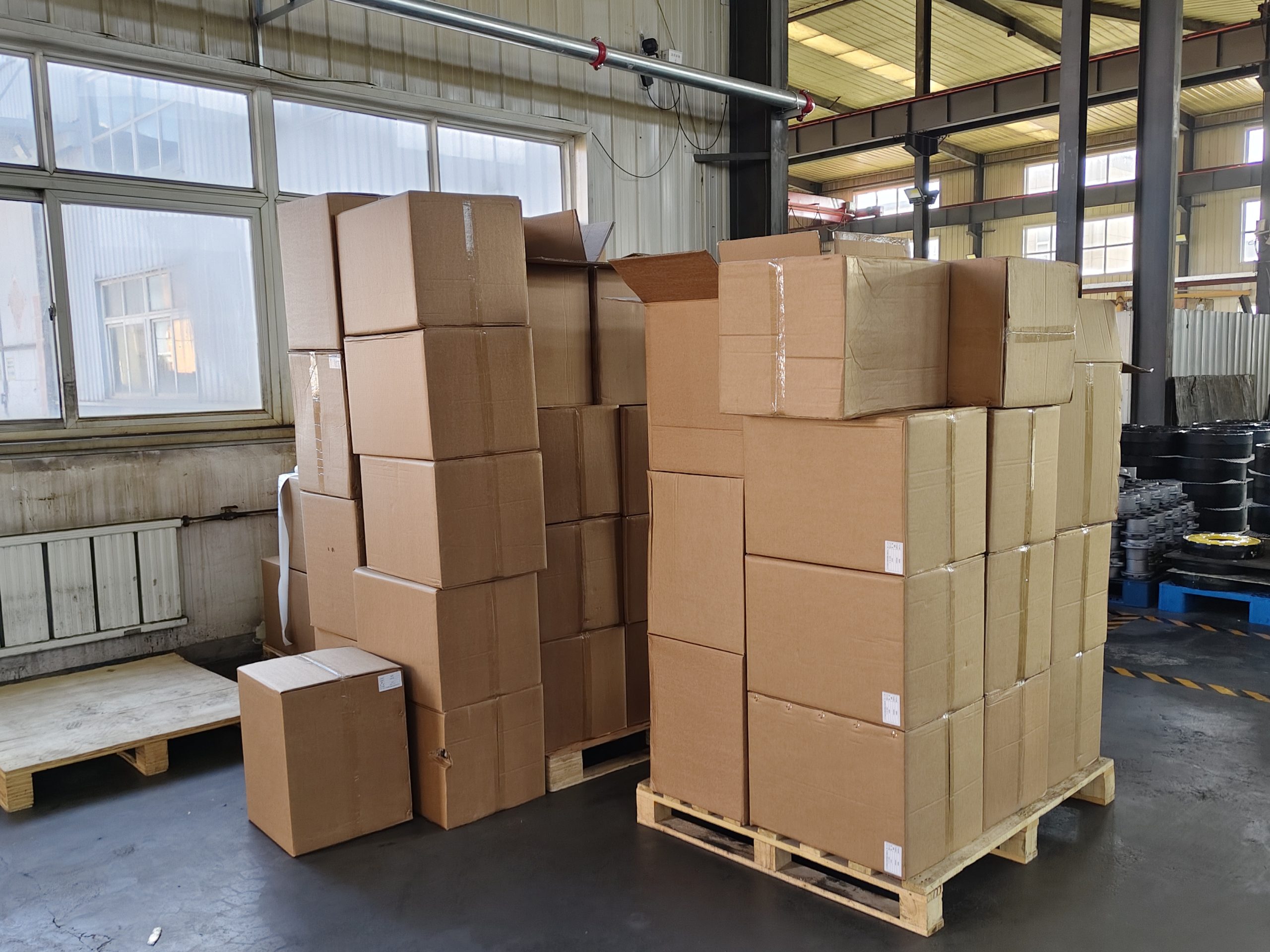 Наша компания занимается упаковкой партии автозапчастей для последующего экспорта